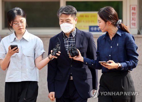 이임재 전 용산경찰서장, 보석 석방(서울=연합뉴스) 윤동진 기자 = 이태원 참사 당시 현장 경찰 대응을 지휘한 이임재 전 용산경찰서 서장이 6일 서울 구로구 서울남부구치소에서 보석 석방되고 있다. 2023.7.6 mon@yna.co.kr