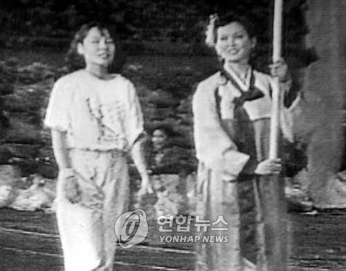 1989년 7월 1일 평양 세계청년학생축전 개막식에 전대협 대표로 입장하는 임수경양[연합뉴스 자료사진. 재판매 및 DB 금지]