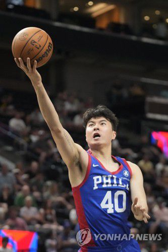 서머리그 경기에서 골밑 슛을 시도하는 이현중[AP=연합뉴스]