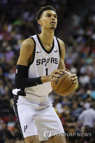 자유투를 던지는 웸반야마[AFP=연합뉴스]