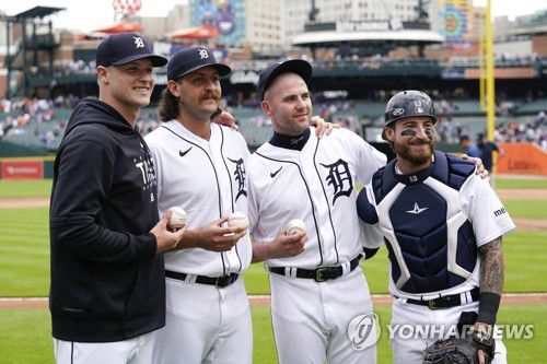 합작 노히터 달성한 MLB 디트로이트 세 투수와 포수 왼쪽부터 맷 매닝, 제이슨 폴리, 알렉스 랭 그리고 포수 에릭 호스 [AP=연합뉴스]