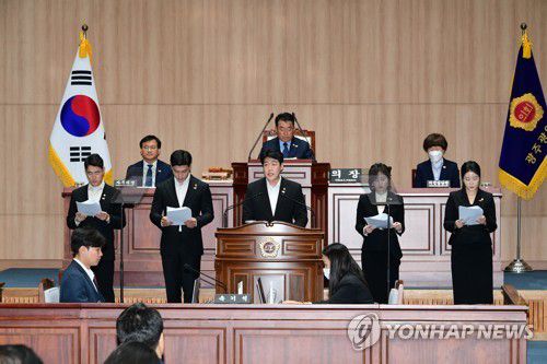 릴레이 5분 발언 나선 시의원들(광주=연합뉴스) 11일 광주시의회에서 열린 본회의에서 정다은·심창욱·채은지·강수훈·이명노 의원은 '응답하라! 1980'을 주제로 5분 릴레이 발언을 하고 있다. 의원들은 이례적으로 릴레이 발언 형식을 빌려 5월 단체를 비롯해 광주시, 기념재단, 기록관 등 관련 기관에 대해 조목조목 비판해 눈길을 끌었다. [광주시의회 제공.재판매 및 DB금지] 2023.5.11 minu21@yna.co.kr