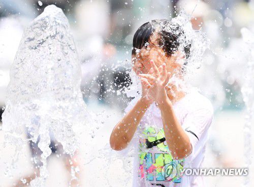 무더위 날리는 분수 물놀이(서울=연합뉴스) 김도훈 기자 = 전국적으로 무더위가 계속된 6일 오후 서울 광화문광장을 찾은 어린이가 분수대에서 물놀이를 즐기며 더위를 식히고 있다. 2023.7.6 superdoo82@yna.co.kr