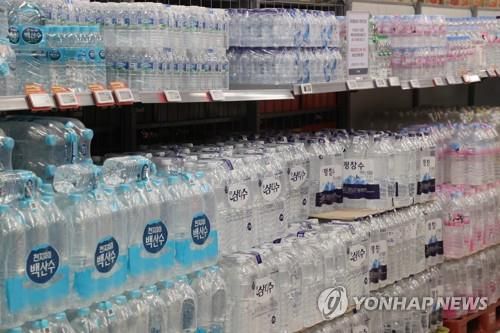 서울 시내 대형마트 생수 판매대 모습[연합뉴스 자료사진]