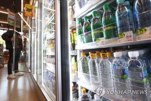 편의점업계, 생수 가격 인상 철회ㆍ동결(서울=연합뉴스) 강민지 기자 = 연일 가격 인상이 이뤄지는 가운데 편의점업계가 일부 품목의 가격 인상 철회 및 동결을 결정했다. 이마트24는 자체브랜드(PB) 생수인 '아임e 하루이리터 500㎖'을 600원으로 연중 동결한다고 밝혔다. GS25는 가격 인상을 예고했던 PB 생수 제품 가격 인상을 철회했다. 사진은 7일 서울의 한 이마트24에 진열된 생수. 2023.4.7 mjkang@yna.co.kr