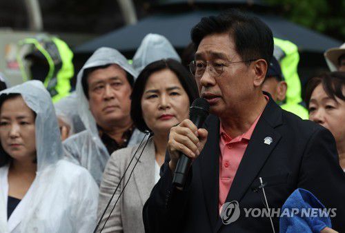 '양평군의 입장은'(서울=연합뉴스) 이지은 기자 = 전진선 양평군수와 국민의힘 소속 경기도의원·군의원들이 전날 오전 서울 여의도 더불어민주당 중앙당사를 방문해 원희룡 국토교통부 장관이 '백지화'를 선언한 서울-양평 고속도로 사업 관련 양평군의 입장을 밝히고 있다. 2023.7.9 jieunlee@yna.co.kr