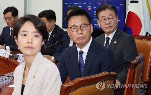 시연 보는 민주당(서울=연합뉴스) 한상균 기자 = 민주당 이재명 대표와 박광온 원내대표가 10일 국회 당 사무실에서 최고위 회의 전 당 홈페이지 시연을 보고 있다. 2023.7.10 xyz@yna.co.kr