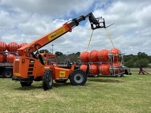 텍사스주가 리오그란데강에 장벽을 설치하기 위해 부표를 운반하는 모습[텍사스 공공안전부(Texas DPS) 트위터 게시물. 재판매 및 DB 금지]