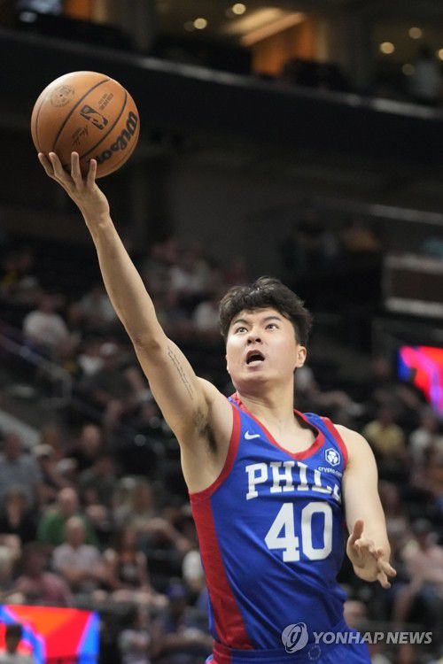 NBA 서머리그서 오클라호마시티 상대로 골밑슛 시도하는 이현중(솔트레이크시티 AP=연합뉴스) 미국프로농구(NBA) 필라델피아 세븐티식서스 이현중이 6일(현지시간) 유타주 솔트레이크시티의 델타 센터에서 열린 2023 NBA 서머리그 오클라호마시티 선더와의 경기에서 골밑슛을 시도하고 있다. NBA 서머리그는 신인이나 NBA 드래프트에서 뽑히지 않은 선수들이 팀을 이뤄 경기를 진행한다. 2023.07.07 danh2023@yna.co.kr