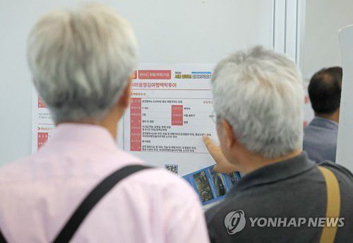 일자리 찾기 나선 중장년층(서울=연합뉴스) 류영석 기자 = 15일 오후 서울 중구 동대문디자인플라자에서 열린 2023년 서울 중장년 일자리 박람회에서 구직자들이 참여 업체의 채용공고를 둘러보고 있다. 2023.6.15 ondol@yna.co.kr
