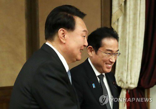 밝은 표정의 한일 정상(빌뉴스[리투아니아]=연합뉴스) 임헌정 기자 = 북대서양조약기구(NATO·나토) 정상회의 참석차 리투아니아를 방문 중인 윤석열 대통령이 12일 빌뉴스 한 호텔에서 열린 한일 정상회담에서 기시다 후미오 일본 총리와 악수하며 기념촬영 장소로 향하고 있다. 2023.7.12 kane@yna.co.kr