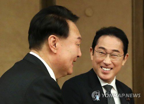 밝게 웃는 한일 정상(빌뉴스[리투아니아]=연합뉴스) 임헌정 기자 = 북대서양조약기구(NATO·나토) 정상회의 참석차 리투아니아를 방문 중인 윤석열 대통령이 12일 빌뉴스 한 호텔에서 열린 한일 정상회담에서 기시다 후미오 일본 총리와 악수하며 기념촬영 장소로 향하고 있다. 2023.7.12 kane@yna.co.kr