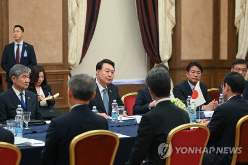 한일 정상회담 갖는 윤석열 대통령(빌뉴스[리투아니아]=연합뉴스) 임헌정 기자 = 북대서양조약기구(NATO·나토) 정상회의 참석차 리투아니아를 방문 중인 윤석열 대통령이 12일(현지시간) 빌뉴스 한 호텔에서 열린 한일 정상회담에서 발언하고 있다. 2023.7.12 [공동취재] kane@yna.co.kr