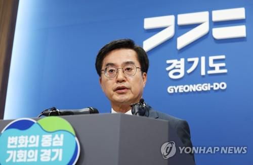 서울-양평 고속도로 입장 발표하는 김동연(수원=연합뉴스) 홍기원 기자 = 김동연 경기도지사가 12일 오전 경기도 수원시 경기도청에서 서울-양평 고속도로 사업 관련 입장을 발표하고 있다. 2023.7.12 xanadu@yna.co.kr