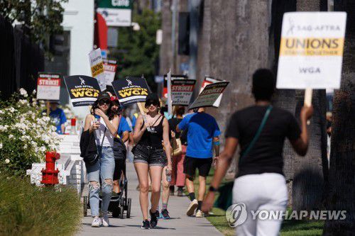 넷플릭스 스튜디오 앞에서 배우조합과 연대 밝히는 작가조합의 피켓 시위[로이터=연합뉴스. 재판매 및 DB 금지]