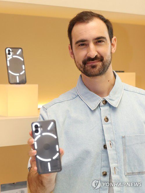 인터뷰하는 아키스 에반겔리디스 낫싱 공동창업자(서울=연합뉴스) 이재희 기자 = 아키스 에반겔리디스 낫싱 공동창업자 겸 최고마케팅책임자가 12일 서울 성동구 타임애프터타임에서 열린 '폰 투' 출시 행사를 마친 뒤 연합뉴스와 인터뷰를 하고 있다. 2023.7.13 scape@yna.co.kr