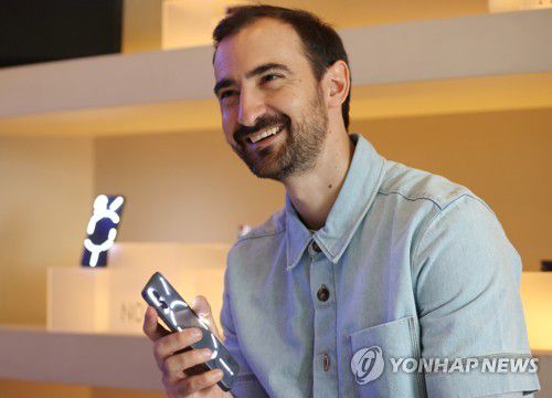 인터뷰하는 아키스 에반겔리디스 낫싱 공동창업자(서울=연합뉴스) 이재희 기자 = 아키스 에반겔리디스 낫싱 공동창업자 겸 최고마케팅책임자가 12일 서울 성동구 타임애프터타임에서 열린 '폰 투' 출시 행사를 마친 뒤 연합뉴스와 인터뷰를 하고 있다. 2023.7.13 scape@yna.co.kr