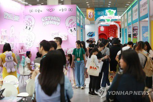 붐비는 캐릭터 라이선싱 페어(서울=연합뉴스) 진연수 기자 = 13일 서울 강남구 코엑스에서 열린 '캐릭터 라이선싱 페어 2023'을 찾은 관람객들이 전시장을 둘러보고 있다. 2023.7.13 jin90@yna.co.kr