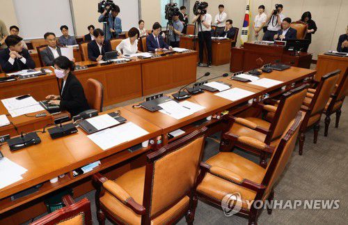 행안위 반쪽 공청회(서울=연합뉴스) 한상균 기자 = 13일 국회 행정안전위원회 '이태원 참사 특별법' 입법 공청회가 국민의힘 의원들이 퇴장한 채로 열리고 있다. 2023.7.13 xyz@yna.co.kr