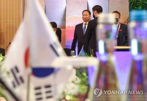 맞은 편에 놓인 남과 북의 자리(자카르타=연합뉴스) 서대연 기자 = 안광일 북한 주인도네시아 대사 겸 주아세안 대사가 14일(현지시간) 인도네시아 자카르타 샹그릴라 호텔에서 열린 아세안지역안보포럼(ARF)에 참석해 대한민국 맞은편에 마련된 자리로 향하고 있다. 2023.7.14 dwise@yna.co.kr