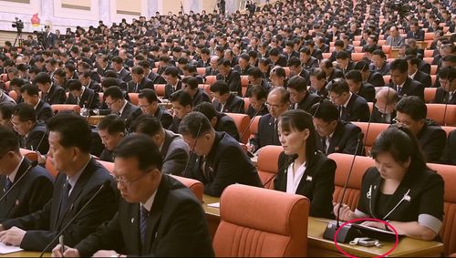 현송월도 폴더블 스마트폰 사용(서울=연합뉴스) 지난달 열린 노동당 전원회의에서 현송월 당 부부장 앞에 '폴더블 스마트폰'으로 보이는 기기(붉은색 원)가 놓여 있는 모습. [조선중앙TV 화면] 2023.7.15 [국내에서만 사용가능. 재배포 금지. For Use Only in the Republic of Korea. No Redistribution]     nkphoto@yna.co.kr