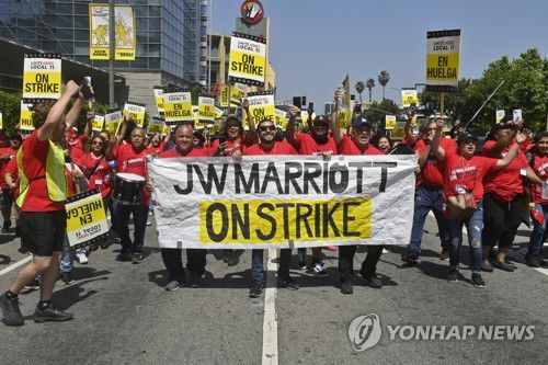LA 호텔 노동자들 파업 시위[UPI=연합뉴스. 재판매 및 DB 금지]