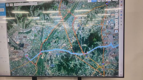 버스 우회 운행(빨간색 코스) 설명 화면. 청주시 교통 관련 모니터 촬영[박재천]