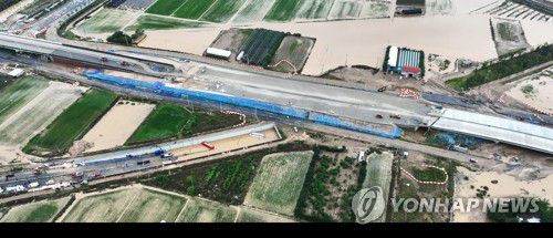 황톳빛으로 변한 오송읍 궁평2지하차도 주변(청주=연합뉴스) 김주형 기자 = 16일 미호천 제방 유실로 침수된 충북 청주시 오송읍 궁평2지하차도에서 119 구조대원들이 실종자 수색을 하고 있다.  2023.7.16 kjhpress@yna.co.kr