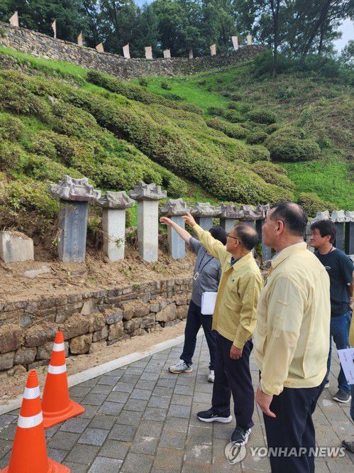 공주 공산성 둘러보는 이경훈 차장(서울=연합뉴스) 이경훈 문화재청 차장이 최원철 공주시장과 16일 호우로 토사가 일부 유실되는 피해를 입은 충남 공주 공산성(사적) 서문 금서루를 방문해 피해상황을 확인하고 있다. 2023.7.16 [문화재청 제공. 재판매 및 DB 금지] photo@yna.co.kr