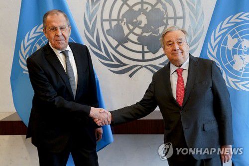 美 뉴욕 유엔본부서 양자회담 앞서 악수하는 유엔 총장·러'외무장관(유엔 본부 AP=연합뉴스) 세르게이 라브로프 러시아 외무장관(왼쪽)과 안토니오 구테흐스 유엔 사무총장이 24일(현지시간) 미국 뉴욕 유엔본부 사무국에서 양자회담에 앞서 악수하고 있다. 이날 라브로프 장관과 구테흐스 사무총장은 흑해 곡물협정 연장 문제를 논의했다. 2023.04.25 yerin4712@yna.co.kr