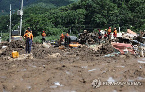 예천 실종자 수색·복구 작업(예천=연합뉴스) 김동민 기자 = 17일 오후 경북 예천군 효자면 산사태 피해 현장에서 실종자 수색 및 복구 작업이 펼쳐지고 있다. 2023.7.17 image@yna.co.kr
