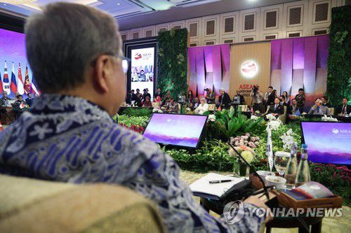 맞은편에 앉은 남과 북안광일 북한 주인도네시아 대사 겸 주아세안 대사가 지난 14일(현지시간) 인도네시아 자카르타 샹그릴라 호텔에서 열린 아세안지역안보포럼(ARF)에 참석해 대한민국 맞은편에 마련된 자리에 앉아 있다.  [연합뉴스 자료사진]