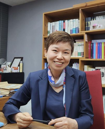 연합뉴스와 인터뷰 중인 김재련 변호사