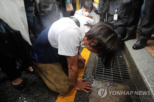 2020년 7월 박원순 시장 영결식에서 눈물 흘리는 지지자들[연합뉴스 자료사진]