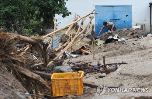 막막한 복구(예천=연합뉴스) 윤관식 기자 = 18일 오후 경북 예천군 감천면 벌방리에서 한 주민이 산사태로 망가진 집을 치우고 있다. 2023.7.18 psik@yna.co.kr