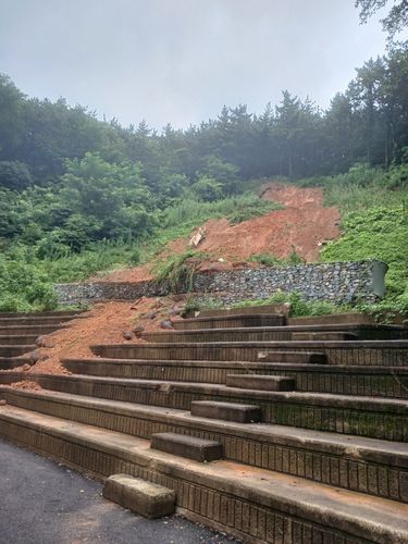 천연기념물 '부산 전포동 구상반려암' 피해 현황사면이 유실된 모습 [문화재청 제공. 재판매 및 DB 금지]