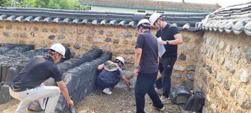 보물 '경주 귀래정' 보수정비 현장 점검하는 관계자들 [문화재청 제공. 재판매 및 DB 금지]