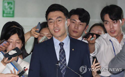 김남국 의원, 윤리위 출석(서울=연합뉴스) 한상균 기자 = 가상자산 논란으로 민주당을 탈당한 김남국 의원이 15일 저녁 국회에서 열린 윤리특별위원회 윤리심사자문위원회에 출석하고 있다. 2023.6.15 xyz@yna.co.kr