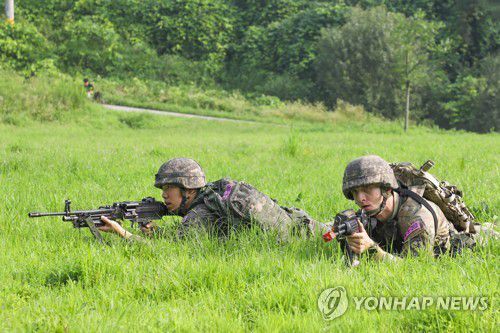 분대공격 훈련하는 한미 ROTC 후보생들(서울=연합뉴스) 정전협정·한미동맹 70주년을 맞아 동반훈련 중인 한미 ROTC 후보생들이 20일 충북 괴산 육군학생군사학교에서 분대공격 훈련하고 있다. 2023.7.20 [육군 제공. 재판매 및 DB 금지] photo@yna.co.kr