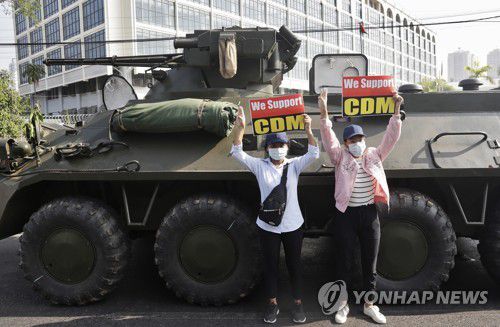 반쿠데타 시위 당시 시민불복종운동(CDM)을 지지하는 시위자. 2021.02.15.[EPA 연합뉴스 자료 사진. 재판매 및 DB 금지]