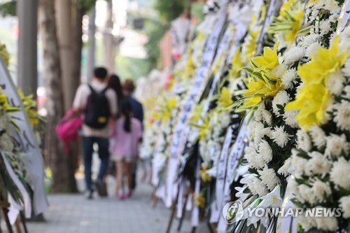 전국에서 보내온 추모 화환(서울=연합뉴스) 서대연 기자 = 21일 오전 서울 서초구 서이초등학교 앞에 고인이 된 서이초등학교 담임교사 A씨를 향한 추모의 화환들이 놓여있다. 2023.7.21 dwise@yna.co.kr