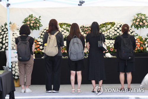 이어지는 추모(서울=연합뉴스) 박동주 기자 = 21일 서울 강남서초교육지원청에 마련된 서이초등학교 교사 A씨 분향소에 추모객들의 발길이 이어지고 있다. 2023.7.21 pdj6635@yna.co.kr