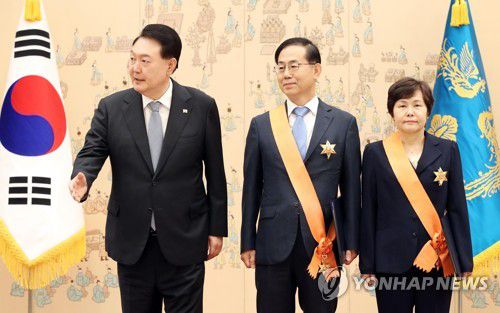 퇴임 대법관 훈장 수여식 참석한 윤 대통령(서울=연합뉴스) 임헌정 기자 = 윤석열 대통령이 21일 서울 용산 대통령실 청사에서 열린 퇴임 대법관 훈장 수여식에서 조재연(가운데), 박정화 전 대법관에게 청조근정훈장을 수여한 뒤 기념촬영을 마치고 환담 장소로 안내하고 있다. 2023.7.21 [대통령실통신사진기자단] kane@yna.co.kr