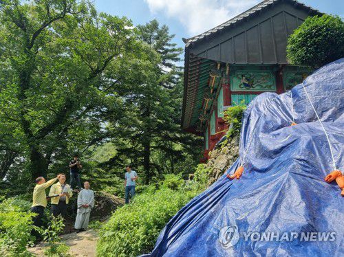 '순천 송광사' 점검하는 이종훈 문화재청 문화재보존국장(서울=연합뉴스) 이종훈 문화재청 문화재보존국장(왼쪽 두 번째)이 21일 호우로 석축이 붕괴되는 등의 피해를 본 전라남도 소재의 '순천 송광사(사적)'를 방문해 현장 관계자들과 피해 상황을 확인하고 있다. 2023.7.21 [문화재청 제공. 재판매 및 DB 금지] photo@yna.co.kr