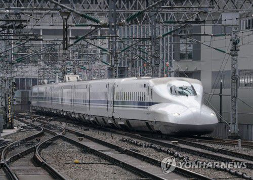 일본 도쿄역에 도착하는 신칸센[EPA 연합뉴스 자료사진. 재판매 및 DB 금지]