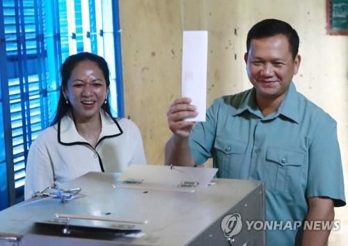 총선 직후 차기 총리?…투표하는 '후계자' 훈센 장남   (프놈펜 EPA=연합뉴스) 훈센 캄보디아 총리의 장남인 훈 마넷 캄보디아군 부사령관(오른쪽)이 23일(현지시간) 프놈펜의 투표소에서 총선 투표에 참여하고 있다. 훈센 총리는 연초에 이번 총선에서 연임에 성공하면 임기를 마친 뒤 총리직을 장남에게 물려주겠다고 발표했다. 그러나 훈센은 돌연 선거를 며칠 앞두고 선거 후 한 달 내에 총리직을 넘길 수 있다고 밝혀 권력 대물림 시기에 이목이 쏠리고 있다. 2023.07.23     danh2023@yna.co.kr