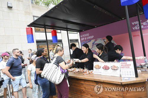 뉴욕 록펠러센터에서 한식 맛보려고 줄선 미국인들[AP 연합뉴스 자료사진]