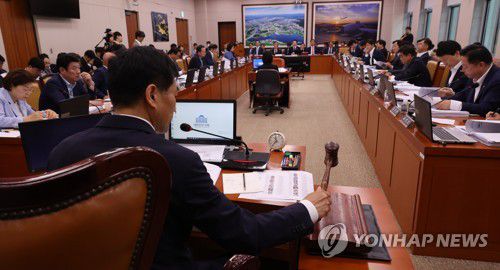 의사봉 두드리는 김민기 국토교통위원장(서울=연합뉴스) 하사헌 기자 = 김민기 국토교통위원장이 29일 오전 서울 여의도 국회에서 열린 국토교통위 전체회의에서 의사봉을 두드리고 있다. 2023.6.29 toadboy@yna.co.kr