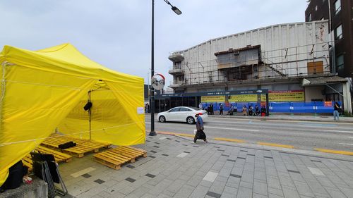 아카데미극장과 보존 측 텐트 [촬영 이재현]