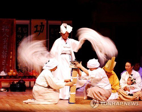 진도 씻김굿 공연 장면.[진도군 제공]